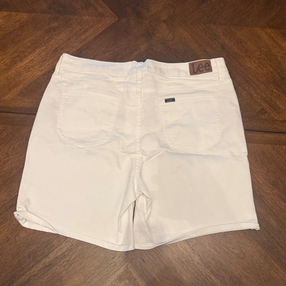Lee Womens White Mid Rise 5 Inch Inseam Denim Shorts Size 18M 112353162 |O1 - Picture 3 of 7